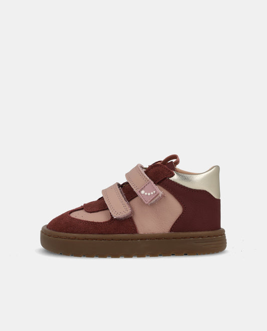 Bota de bebé bordeaux e rosa com dois velcros e pormenor dourado, de lado